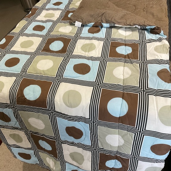 Queen Coverlet, Shams and Bedskirt - Picture 1 of 7